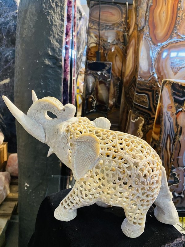 Elefant geschnitzt aus Speckstein