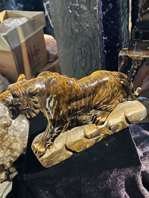 Tigerfigur aus Tigerauge Naturstein geschliffen