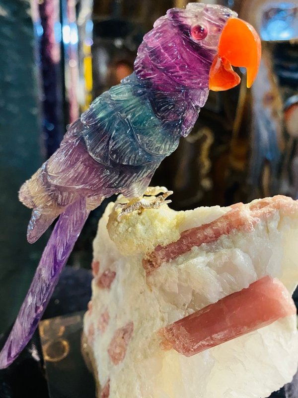 Papagei aus Fluorit auf rosa Turmalinquarz