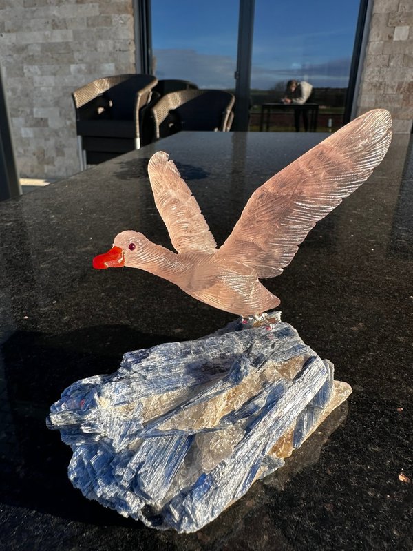 Swan made of rose quartz on sodalite