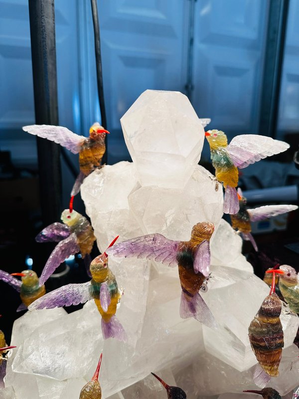 21 Kolibri-Vögel aus Fluorit auf einem großen Bergkristall