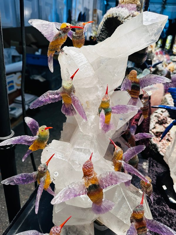 21 Kolibri-Vögel aus Fluorit auf einem großen Bergkristall