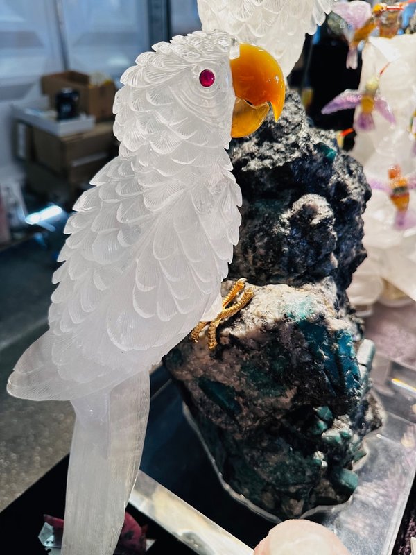 Großes Papageien-Pärchen aus Bergkristall auf einem Smaragd-Naturstein