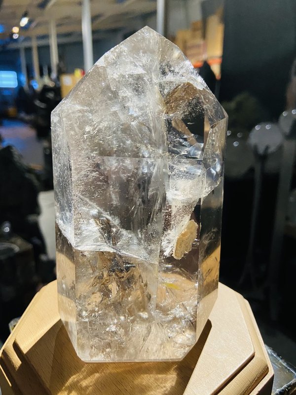 sehr klarer Rauchquarz-Kristall aus Brasilien mit kleiner natürlichen Vertiefung