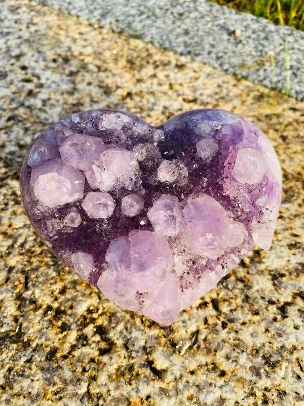 Besonderes Herz aus Amethyst mit großen und kleinen Kristallen