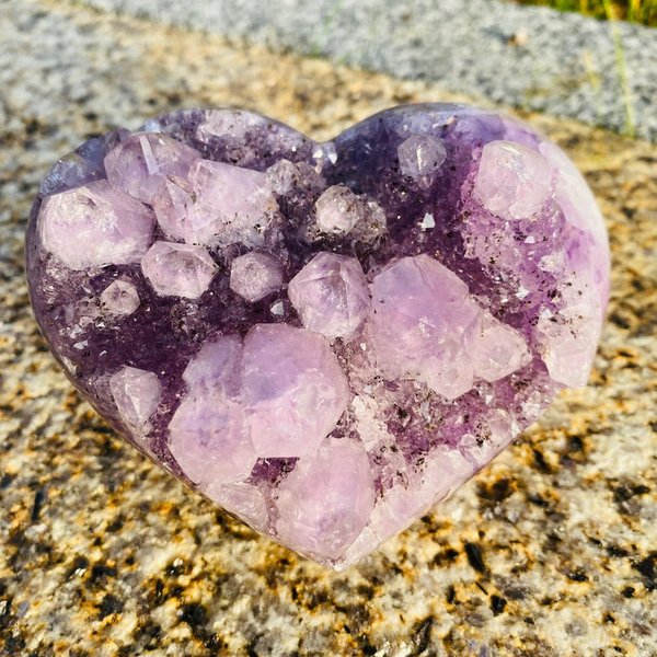 Besonderes Herz aus Amethyst mit großen und kleinen Kristallen