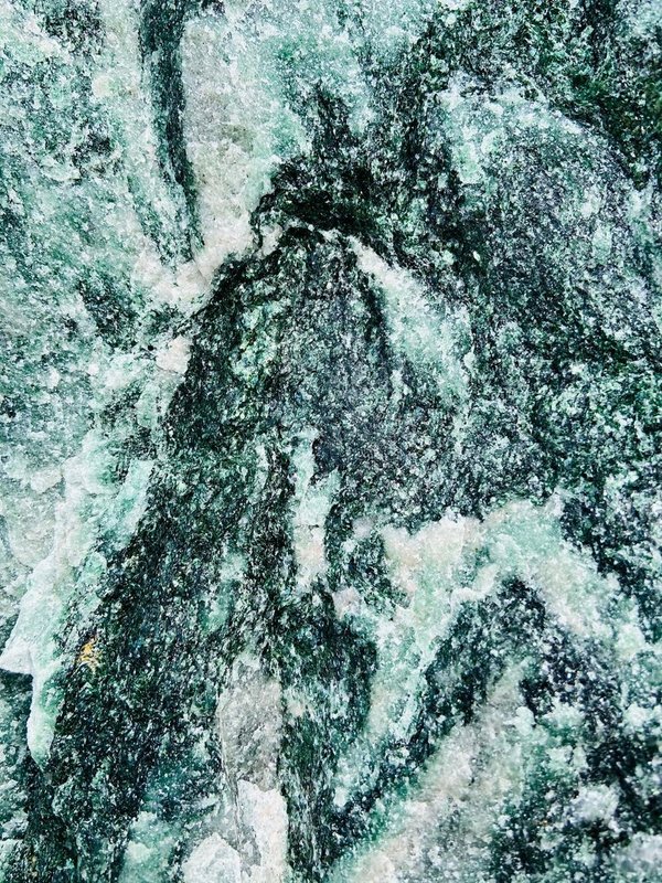 gigantischer großer Fuchsitkristall-Rohstein aus Norwegen