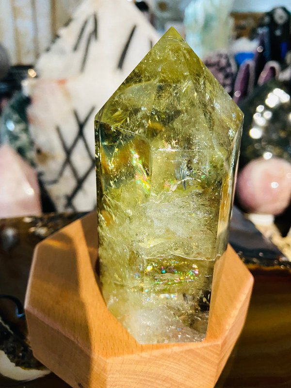 very clear citrine crystal, single point in great color and with beautiful inclusions