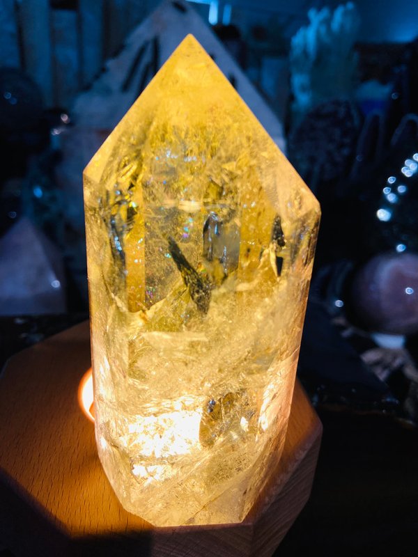 goldener sehr klarer Citrin Kristall, Einzelspitze in toller Farbe mit vielen großen Regenbögen