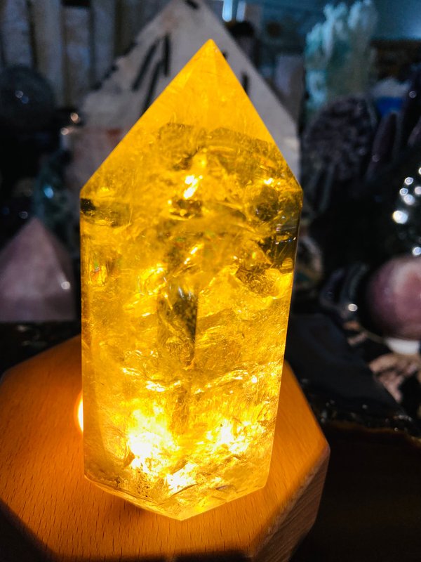goldener sehr klarer Citrin Kristall, Einzelspitze in toller Farbe mit vielen großen Regenbögen