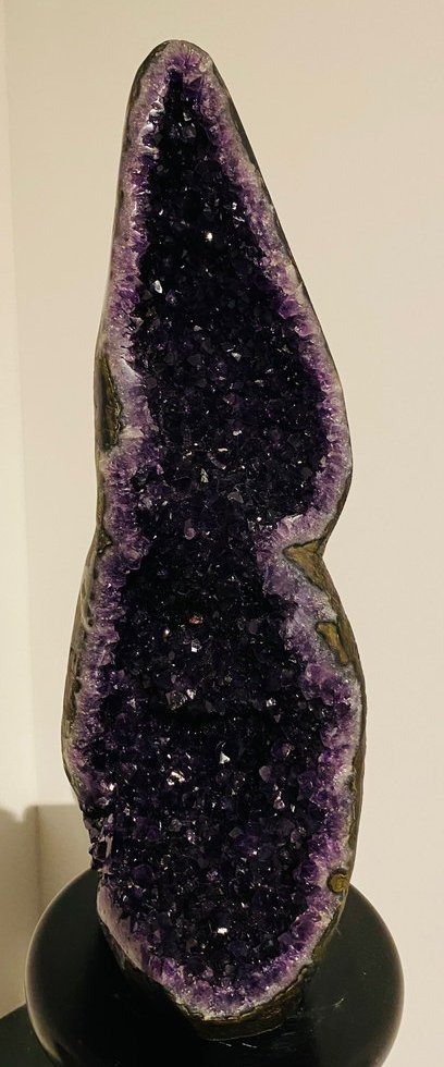 Hohe Amethystdruse mit spitzer Form und dunklen Kristallen