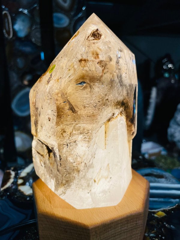 Elestial-Kristall mit Rauchquarz-Phantomen und Wassereinschluss