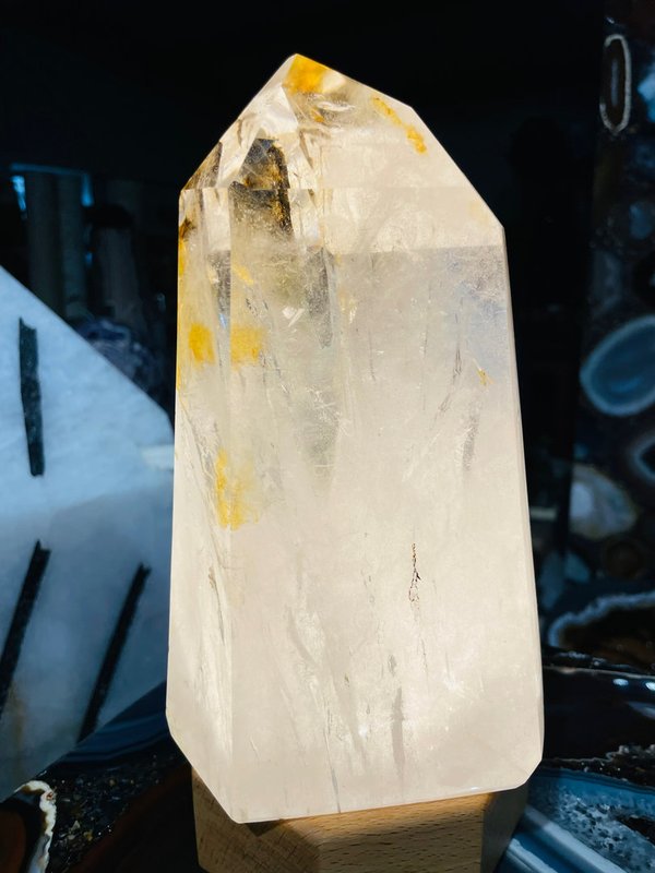 Bergkristall mit Einschlüssen von Citrin und kleinen Wasserblasen