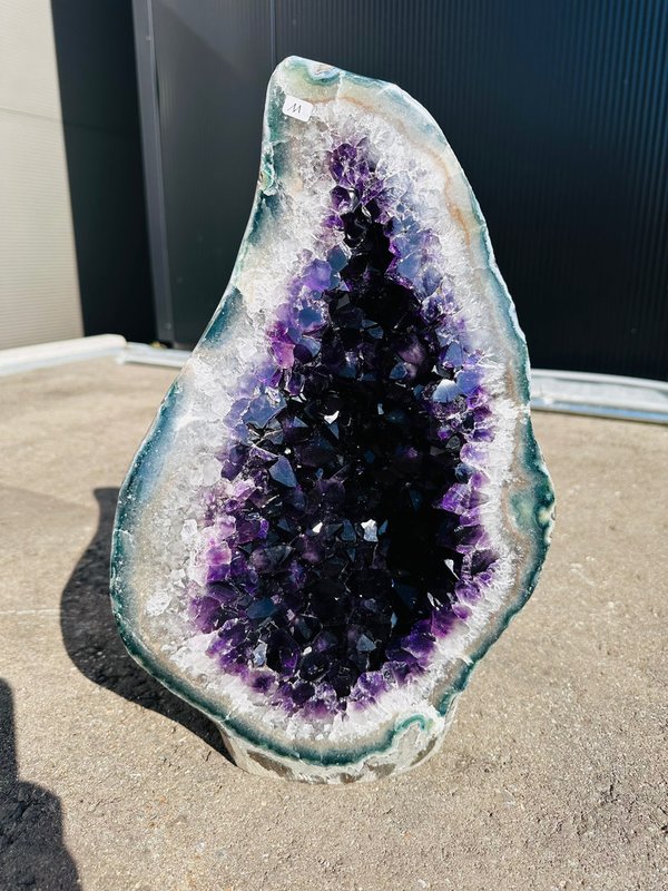 Beautiful amethyst druse with great agate rim from Uruguay