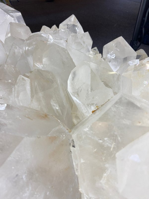 Tolle große Bergkristallgruppe